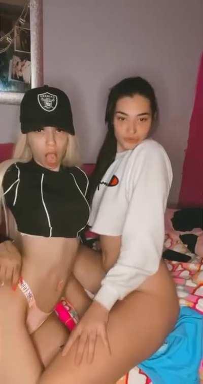 Mimigtf besando a su amiga cachonda 😏🔥