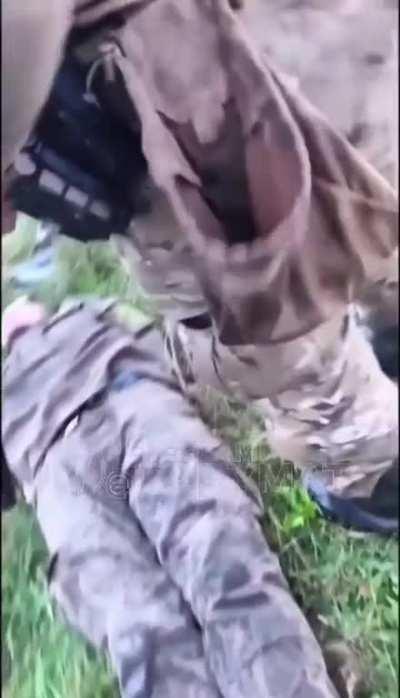 American volunteer soldiers capture russian soldiers in Ukraine & taking trophies 🇺🇦