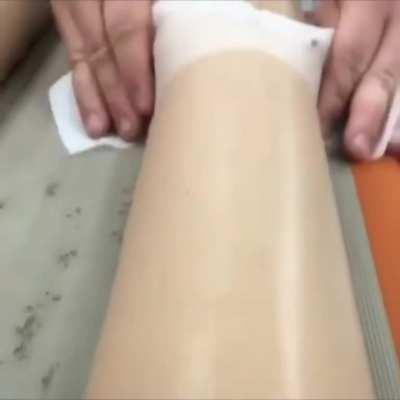 Smoothing out a cream roll cake