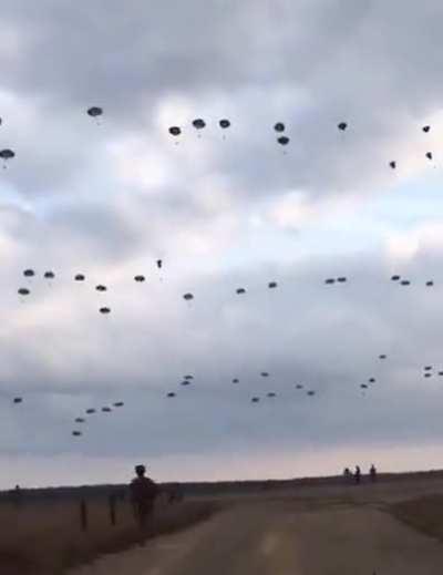 This man saved his life at the last moment while skydiving