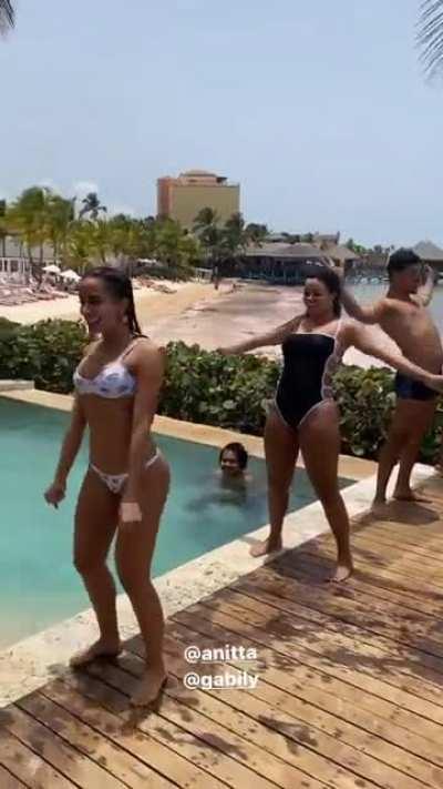 Anitta dancing 2/4