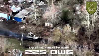 Ukraine destroys Russian armored vehicle with RPG at close range.