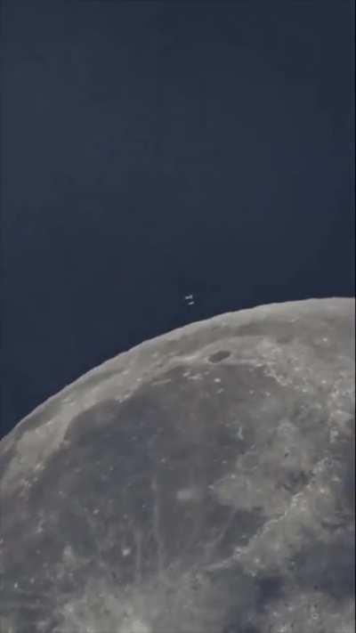 What's that thing near the moon ??