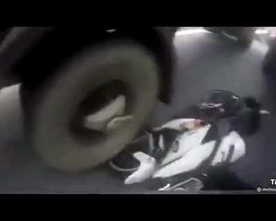 Motorcyclist decides to be an idiot.