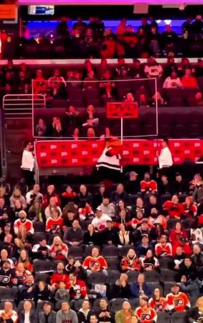 Entertaining Flyers fans