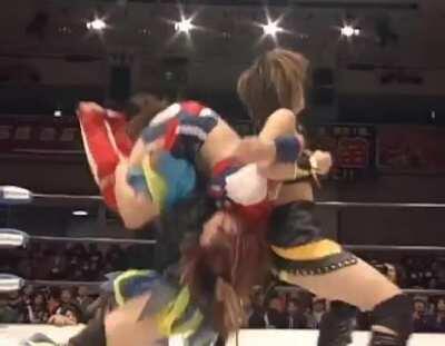 Just saw this in a tweet, anybody know if asuka kicked out here