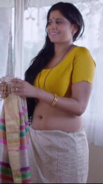 Sai Tamhankar - Delicious Navel