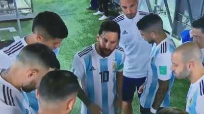 messi ensinando pros cabaços da live como se pega mulher