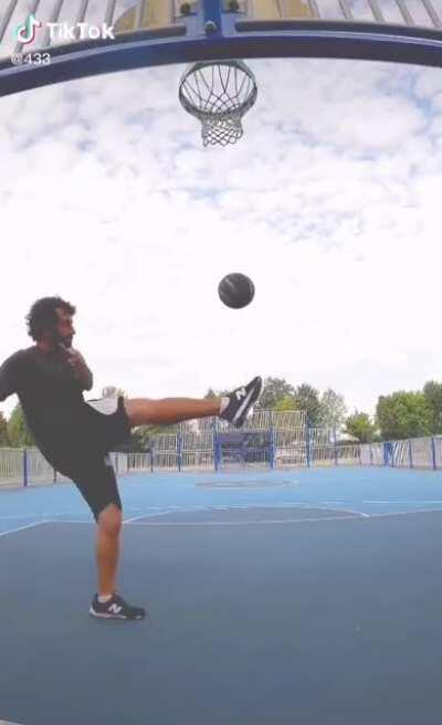 Displaying freestyle skills on the court