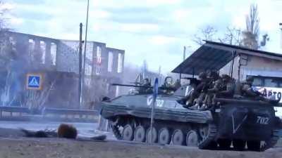 Russian soldiers atop a BMP-2 start aiming at a Ukrainian cilivilians recording, today.