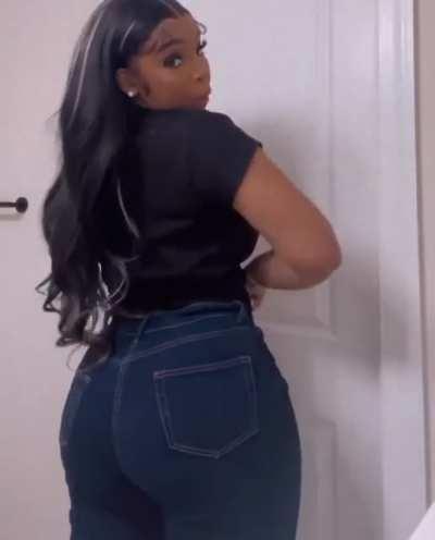 keisha booty in dem jeans 🤩