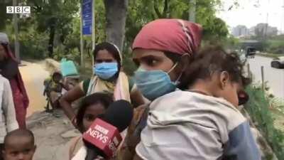 BBC Hindi journalist Salman Ravi giving his shoes to migrant worker who was on his way home and was walking barefoot.