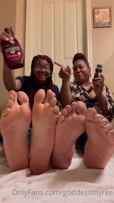 Mom and Daughter tease you with their soles😮‍💨🩷