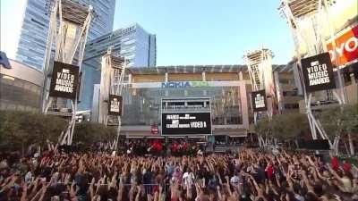 Justin Bieber’s first performance at the VMAS