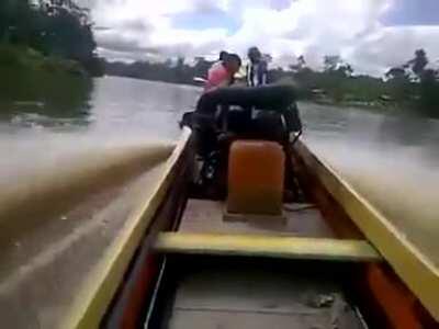 motor de caminhão no barco, foda-se