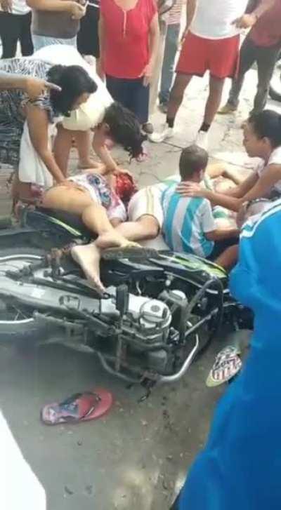 Accidente en moto, dos personas muertas
