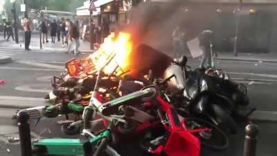 Paris is on fire with 1000s of demonstrators calling for justice for Adam Traoré who was killed by the police in 2016 the same way as George Floyd (info in comments)