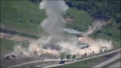 Russian position south of Donetsk city is hit by artillery. Many soldiers can be seen running