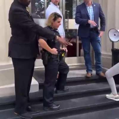 Demented MAGA Karen Laura Loomer is outside Ron Desantis’ fundraiser with a bullhorn, yelling at him through the crack in the door. Finally security and the police come out and threaten to arrest her.