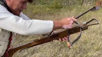 Loading a medieval 200lb crossbow vs loading Leonardo da Vinci's 300lb crossbow