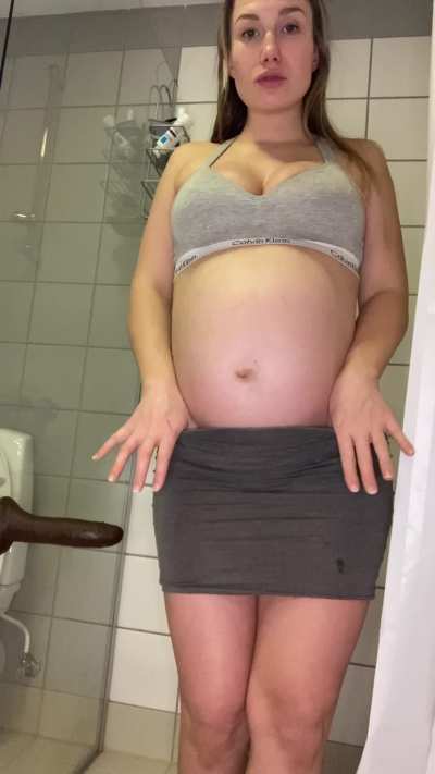 8 months pregnant and playing with my BBC dildo