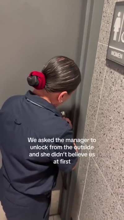 Her friend got stuck in a Hawaiian bathroom and a kind man saved the day