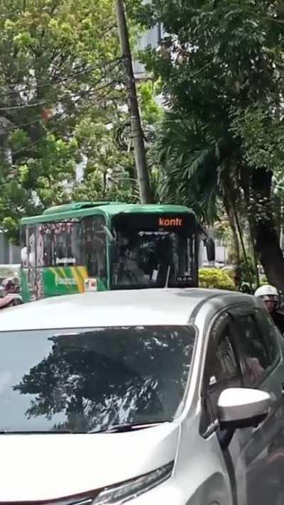 Sopir bus kemarin mau buka reddit