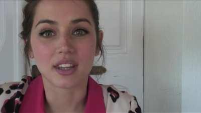 Ana de Armas looks like an angel and says things in Spanish