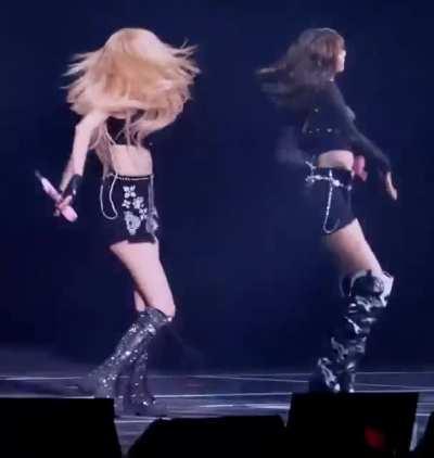 (Blackpink) ROSÉ &amp;amp; LISA