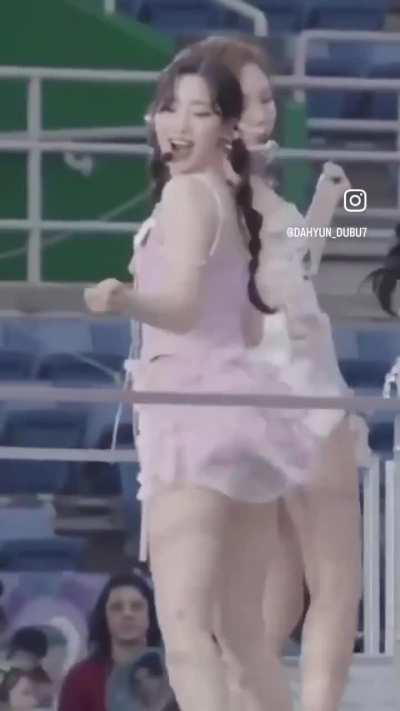 Dahyun bouncing her ass 