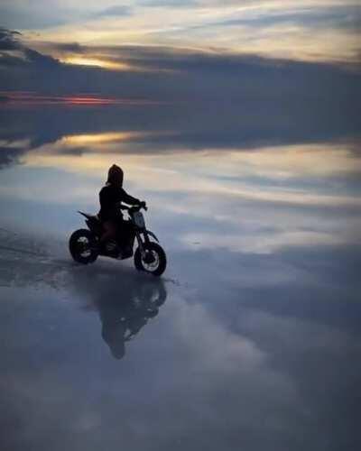 This is the 'Salar De Uyuni' in Bolivia and it acts like a giant mirror!