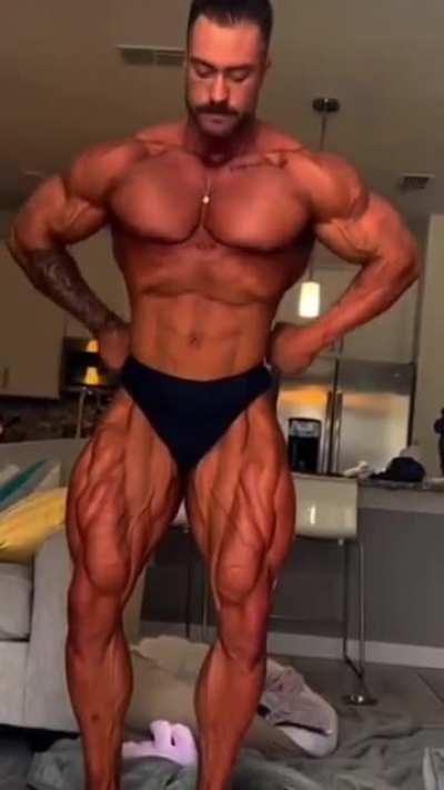 The way this bodybuilder's body puffs up like a frog