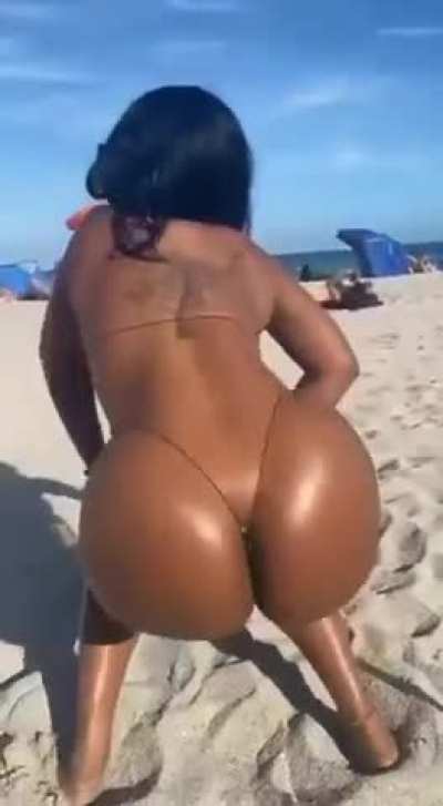 Beach twerk