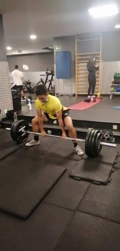 Can someone explain this? Lopsided Deadlift fail. In the video it looks like a grip issue, but I didn't feel that way. 160kg @64BW