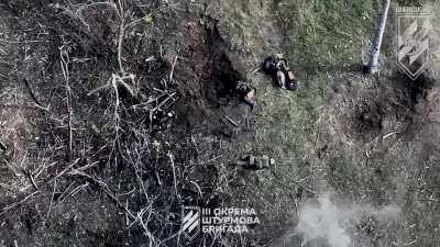 UA POV: Fighters of the 2nd Assault Battalion, 3rd Separate Assault Brigade eliminate a Russian soldier in close combat. Afterwards multiple unaware Russians walk to the killzone and are ambushed.