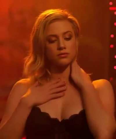 Lili Reinhart 