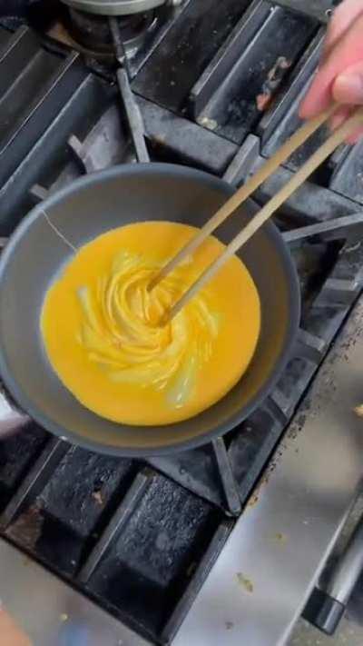 Cooking an egg for Omurice