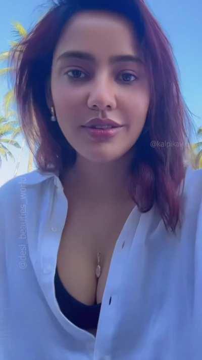 Neha Sharma is the queen of cleavage teasing