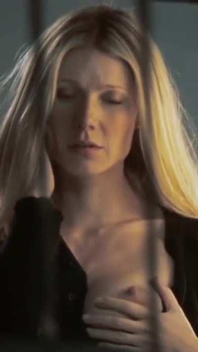 Gwyneth Paltrow showing her titty.