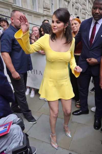 Selena is Mellow Yellow In London.