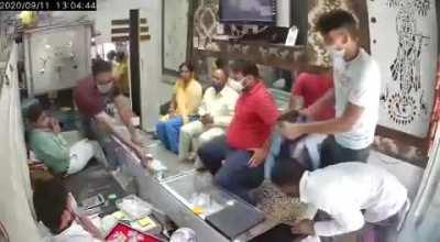 Men in masks walk in a jewelry store, sanitize hands and rob upto Rs.4 Mil worth of stuff