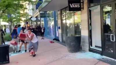 WCGW Looting a Vans Store