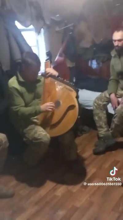 Ukrainian soldier plays 