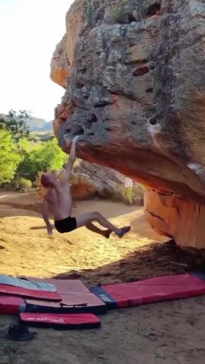 Rock climber seemingly defies all laws of physics with advanced technique