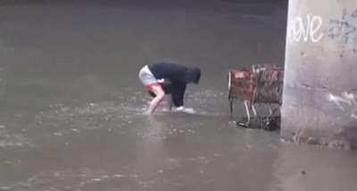 Homeless man uses rocks to catch fish, Fucking impressive.