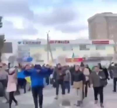 Civilian protesters intimidating armed Russian soldiers, Melitopol