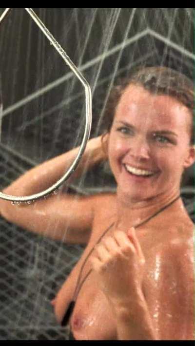 Dina Meyer gets her plot wet in Starship Troopers (from 4k source)