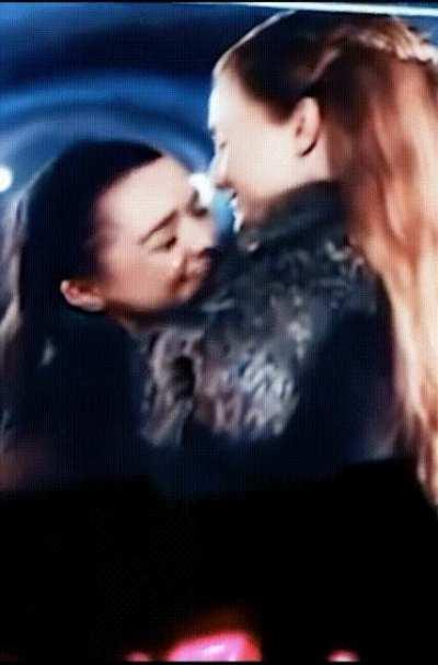 Maisie Williams & Sophie Turner horny for each other. I wonder how often they teased the whole GoT crew