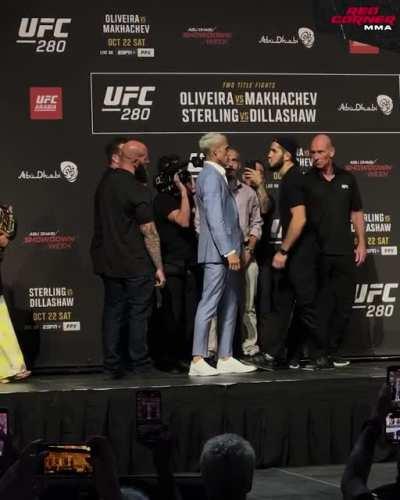 Islam Makhachev and Charles Oliveira don't move AT ALL during their face-to-face at the UFC 280 presser