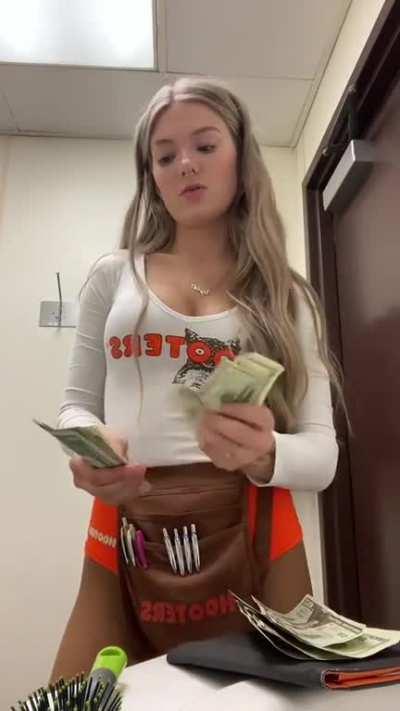 This is how much a waitress earns at Hooters.